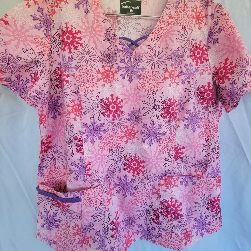 ButterSoft Women's Pink and Purple Snowflake Large Scrub Top.